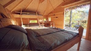sypialnia w drewnianym domku z łóżkiem w obiekcie Pine Point w Trenczyńskich Cieplicach