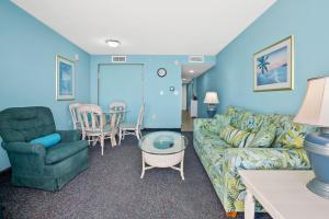 uma sala de estar com um sofá, cadeiras e uma mesa em Avista Resort 1503 condo em Myrtle Beach