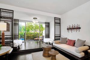 Ein Sitzbereich in der Unterkunft JW Marriott Khao Lak Resort and Spa