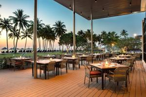 Ein Restaurant oder anderes Speiselokal in der Unterkunft JW Marriott Khao Lak Resort and Spa 