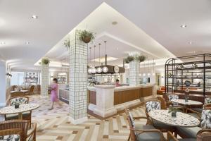 Ein Restaurant oder anderes Speiselokal in der Unterkunft JW Marriott Khao Lak Resort and Spa 