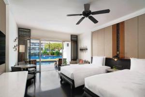 Ein Bett oder Betten in einem Zimmer der Unterkunft JW Marriott Khao Lak Resort and Spa