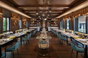 Ein Restaurant oder anderes Speiselokal in der Unterkunft JW Marriott Khao Lak Resort and Spa 