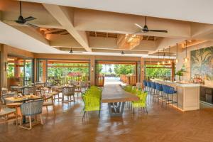 Ein Restaurant oder anderes Speiselokal in der Unterkunft JW Marriott Khao Lak Resort and Spa 