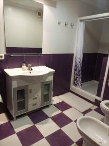 Et badeværelse på Frigiliana 3-Bed Apartment- Sleeps 8