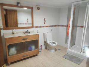 Et badeværelse på Frigiliana 3-Bed Apartment- Sleeps 8