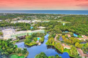 z góry widok na ośrodek nad rzeką w obiekcie Sawgrass Marriott Golf Resort & Spa w mieście Ponte Vedra Beach