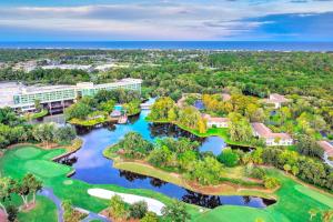 ポンテ・ベドラ・ビーチにあるSawgrass Marriott Golf Resort & Spaのゴルフコースの空中からの景色を望めます。