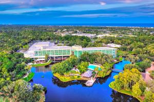 una vista aérea del complejo sobre el agua en Sawgrass Marriott Golf Resort & Spa en Ponte Vedra Beach