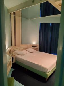 a bedroom with a bunk bed and a mirror at Argo in Skaramangás
