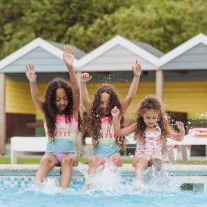 ニューキーにあるNewquay Bay Resortの三女の子の水遊び