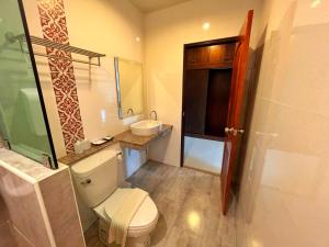 een badkamer met een toilet en een wastafel bij Peak Boutique City Hotel Krabi in Krabi town