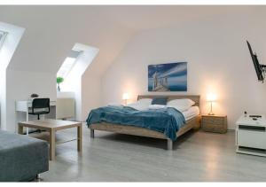 1 dormitorio con 1 cama y escritorio con 2 lámparas en Homely 3BR Apt.- Perfect for families and groups en Viena