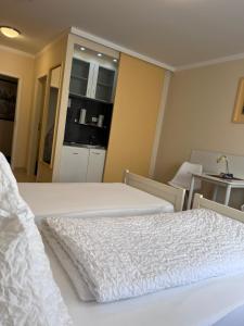 Habitación de hotel con 2 camas y cocina en Pension Corona, en Forst