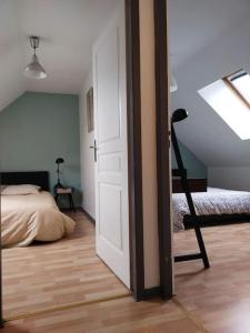 een slaapkamer met een bed en een deur met een raam bij Charmant appartement au calme avec parking in Besançon