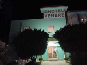 una entrada de hotel con árboles delante en Hotel Venere, en Ascea