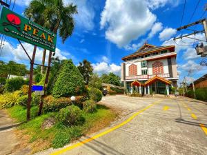 un parking en face d'un hôtel dans l'établissement Peak Boutique City Hotel Krabi, à Krabi