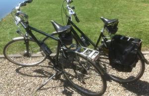 Het Klavertje في Laren: دراجة متوقفة على الحصى بجوار حقل