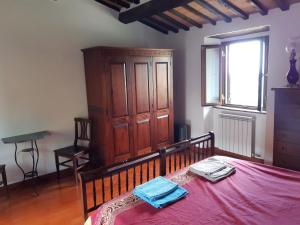 ein Schlafzimmer mit einem Bett, einer Kommode und einem Fenster in der Unterkunft Casa del Sorriso in Elmo