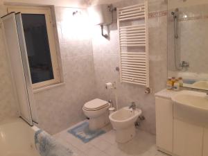 ein Bad mit einem WC und einem Waschbecken in der Unterkunft Casa del Sorriso in Elmo