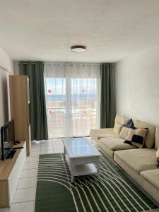 Televízia a/alebo spoločenská miestnosť v ubytovaní Panorama 3 Bedroom Apartment + 14 fotografií