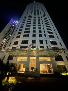 un alto edificio bianco di notte con di Luxurious 5 Star Studio Apartment a Calcutta