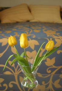 羊角村的住宿－克魯姆特，花瓶里装着三朵黄色的花
