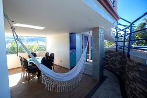 a hammock in the living room of a house at Hotel Explora in Chachagüí