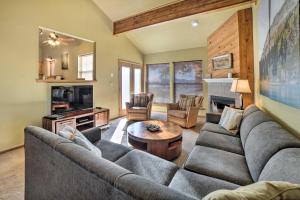 Et tv og/eller underholdning på Pagosa Springs Getaway with Patio and Lake Views!