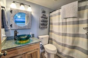 Et badeværelse på Pagosa Springs Getaway with Patio and Lake Views! + 17 billeder