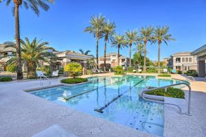 - une piscine bordée de palmiers et de maisons dans l'établissement Upscale Scottsdale Getaway with Golf Course Views!, à Scottsdale