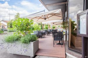 Um restaurante ou outro lugar para comer em Crowne Plaza Geneva by IHG