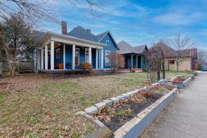 une maison bleue avec une cour devant elle dans l'établissement Woodland Wonder, à Nashville