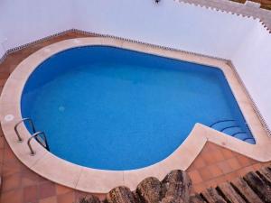 羅切的住宿－7 bedrooms villa at Conil de Frontera 900 m away from the beach with private pool enclosed garden and wifi，蓝色建筑中的一个大型游泳池