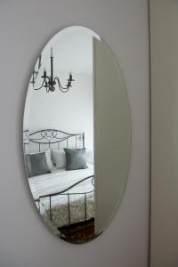 espejo que refleja una cama en un dormitorio en Pelèr13, en Riva del Garda