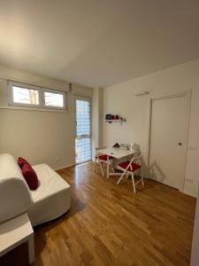 un soggiorno con divano e tavolo di Cherry's House Milano M1 rossa Bande Nere - San Siro a Milano