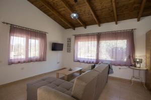 TV a/nebo společenská místnost v ubytování Serenity Studio Beach Home