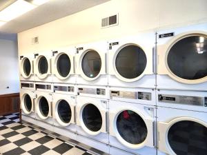una fila de lavadoras en una lavandería en Grantsburg Inn, en Grantsburg