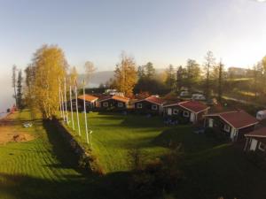 HindåsにあるHindås Lake Campの草木の畑家群