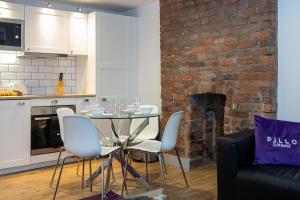 eine Küche und ein Esszimmer mit einem Tisch und Stühlen in der Unterkunft Pillo Rooms Serviced Apartments - Salford in Manchester