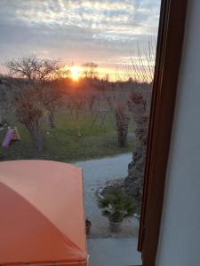 AL MORAR في Farra dʼlsonzo: منظر غروب الشمس من نافذة الغرفة
