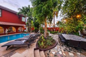 サンファンにあるLuxurious San Juan Villa with Pool - Walk to Beach!のプールサイドのテーブルと椅子
