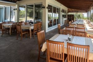 Reštaurácia alebo iné gastronomické zariadenie v ubytovaní Asteris Village