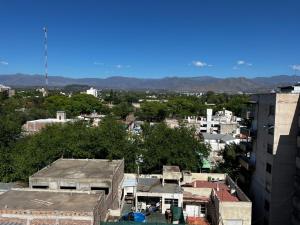 uma cidade com edifícios e montanhas ao fundo em Departamento nuevo em Mendoza