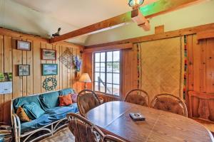 een woonkamer met een houten tafel en een bank bij Cozy Stop Island Cabin with Boat Dock and Beach! in International Falls