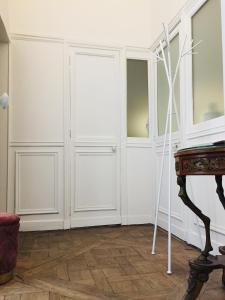 パリにあるAppartement Maraisの白いドアとウッドフロアの客室