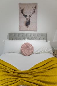 1 dormitorio con 1 cama con una foto de ciervo en la pared en Stylish 2 Bedrooms Little Venice - 44, en Londres