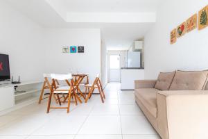 a living room with a couch and a table at Beach Townhouses #C13 - Acomodação por Carpediem in Aquiraz