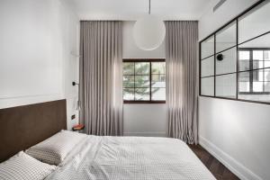 Postel nebo postele na pokoji v ubytování Charming by HolyGuest