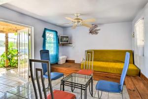 sala de estar con sofá amarillo y sillas en Tropical Oasis Bay Views about 2 Mi to Playa Sardinas, en Culebra